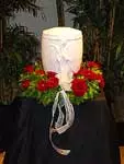 Urne mit einem Kranz aus Rosen