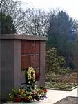 Kolumbarium mit Blumenschmuck